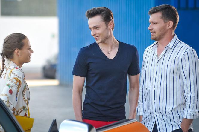 Barwy szczęścia odc. 1975. Józek (Patryk Pniewski), Darek (Andrzej Niemyt), Julita (Katarzyna Sawczuk)