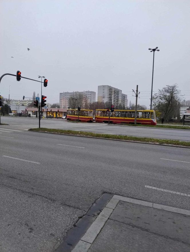 Łódź. Wypadek na skrzyżowaniu Aleksandrowskiej z Rydzową. Tramwaj zderzył się z ciężarówką [ZDJĘCIA].