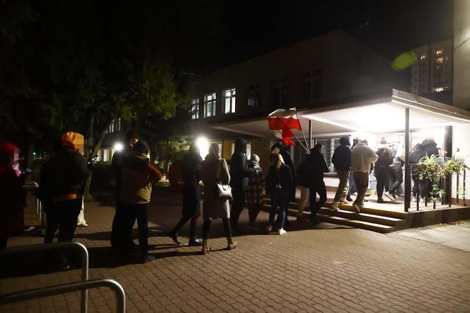 Jest 23, a ludzie wciąż czekają, by zagłosować. Gigantyczna kolejka do lokalu wyborczego w Warszawie