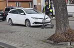 Nastolatki uderzyły w drzwi.