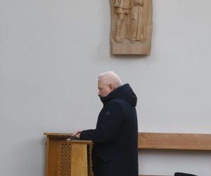 Lech Wałęsa w Wigilię był w kościele w samo południe. Tyle dał dziewczynce pod świątynią!