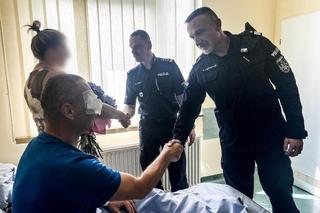 Policjant z Wrocławia postrzelony w głowę. Przełożeni odwiedzili go w szpitalu [ZDJĘCIA]. 