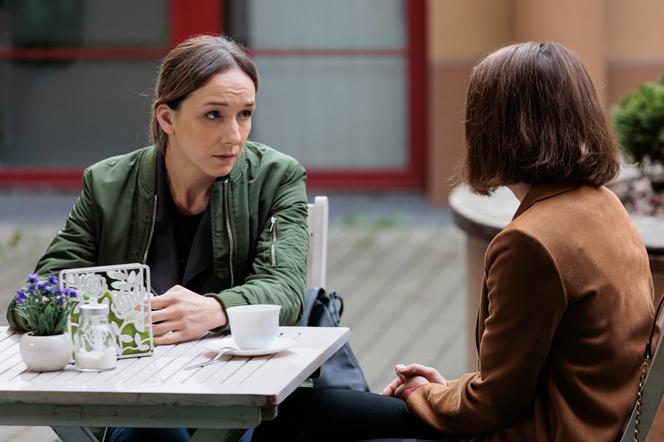 Na Wspólnej odc. 3492. Iga (Lidia Sadowa), Marta (Joanna Jabłczyńska)