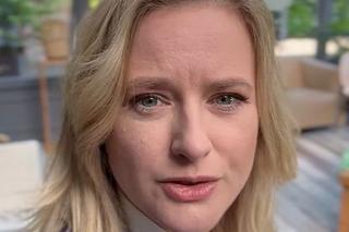 M jak miłość na planie. Julia (Marta Chodorowska) w bistro