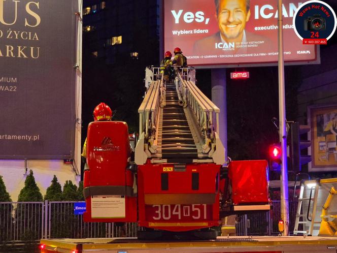  Warszawa: mężczyzna wszedł na billboard i groził że skoczy