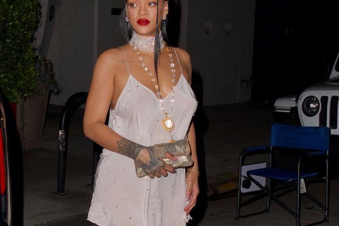Rihanna poszła na kolację w koszuli nocnej. Halka niewiele zostawiła wyobraźni!