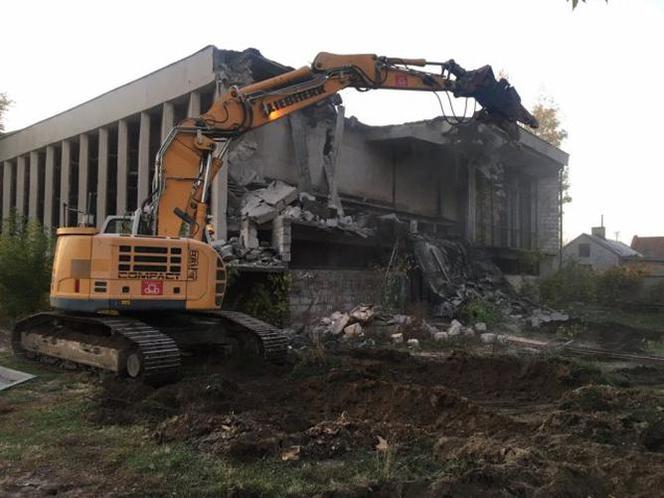 W Białobrzegach trwa rozbiórka kinoteatru. Powstanie tam nowy budynek