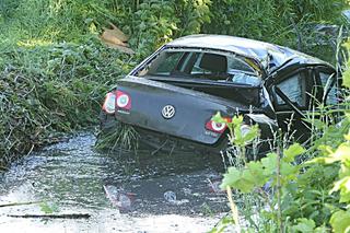 Wypadek w miejscowości Żurawiec. Auto w rowie, a kierowcy brak [ZDJĘCIA]