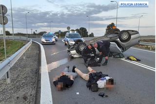 Sceny na drodze między Legnicą a Jaworem niczym z filmu akcji. ŚCIGANY przez policję samochód DACHOWAŁ