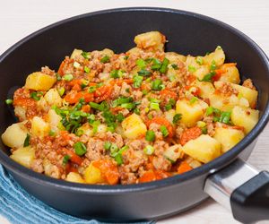 Ziemniaki duszone z mięsem mielonym