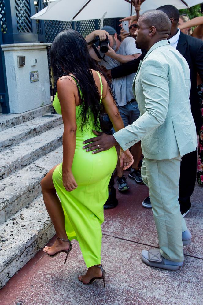 Odblaskowa Kim Kardashian wychodzi z samochodu i wpada w objęcia męża! [FOTO]