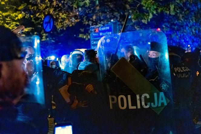 Kraków: Policjanci rzucili tarcze i dołączyli do protestujących kobiet? To fake news