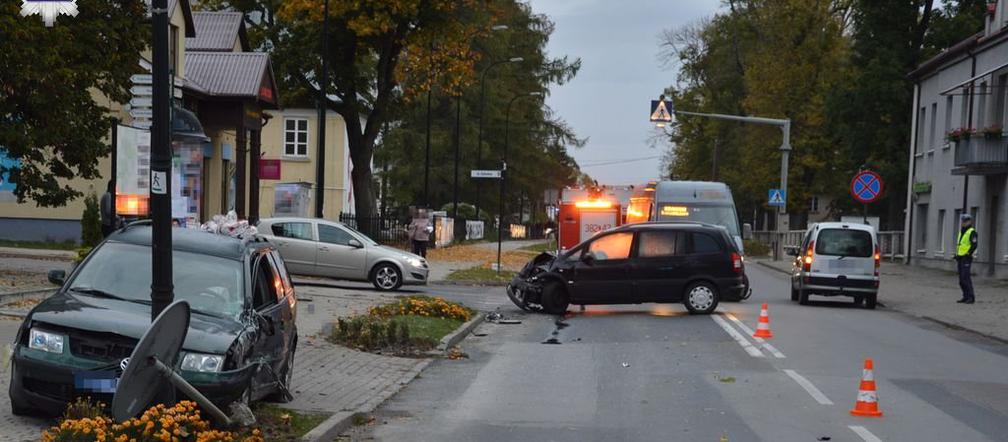 Poważny wypadek drogowy w Szczebrzeszynie. Nietrzeźwy kierowca Opla wymusił pierwszeństwo