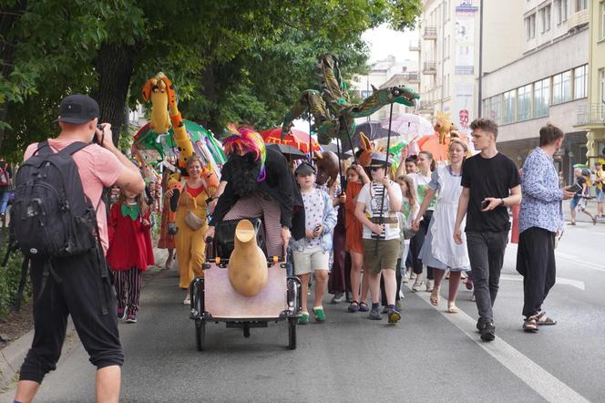 Deszcz nie był im straszny! Bajkowy Korowód przeszedł ulicami Lublina. Zobacz zdjęcia!