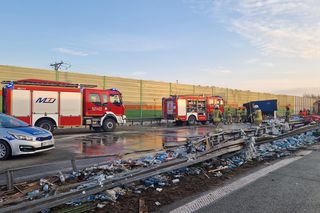 Duże utrudnienia na S8. Na drodze leży ciężarówka z naczepą i mnóstwo plastiku