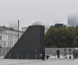 Czy pomnik smoleński zniknie z placu Piłsudskiego? Ministerstwo podjęło decyzję
