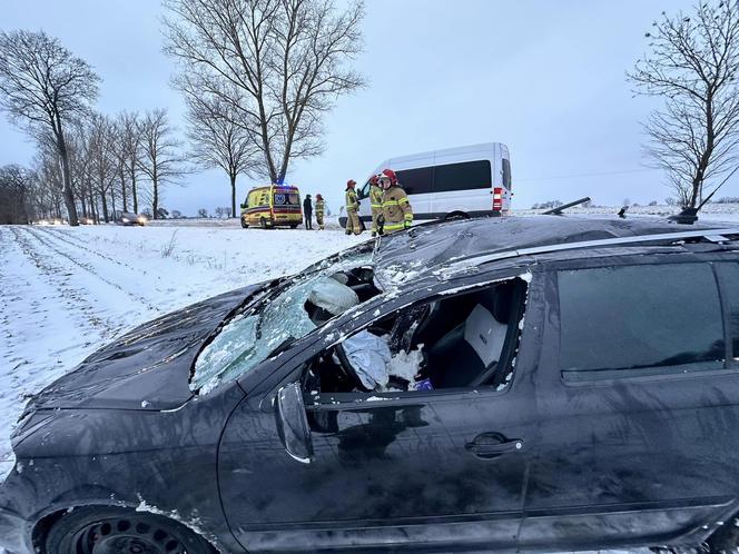 Fatalne warunki na drogach! Dwa auta wylądowały na dachu [ZDJĘCIA]