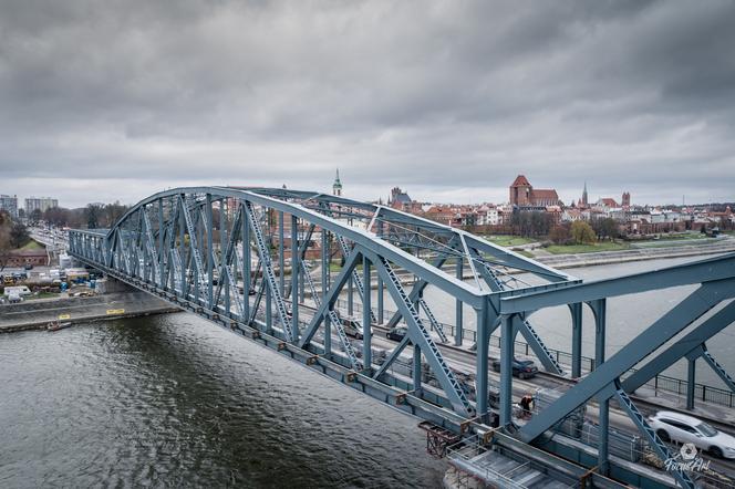 Dramatyczne chwile w Toruniu. Młoda dziewczyna siedziała na barierce. Akcja strażaków