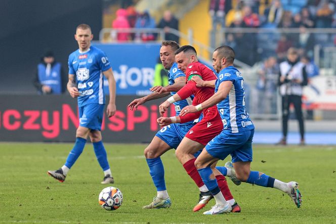 Ruch - Wisła: Zaorana murawa na Stadionie Śląskim