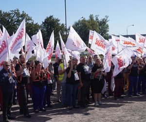 Pikieta pracowników Beko. Pracę straci 1100 osób. „Czujemy się oszukani i sfrustrowani”