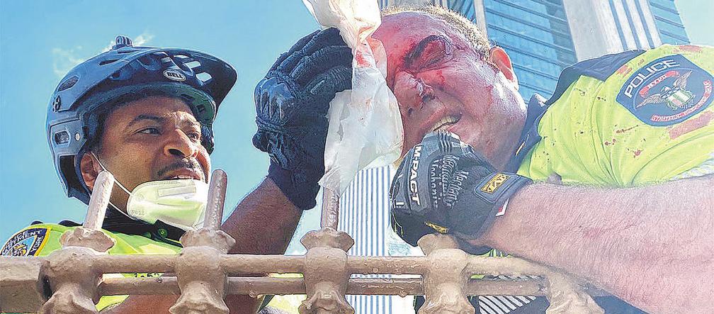 Bezbronna policja ucieka z NYC