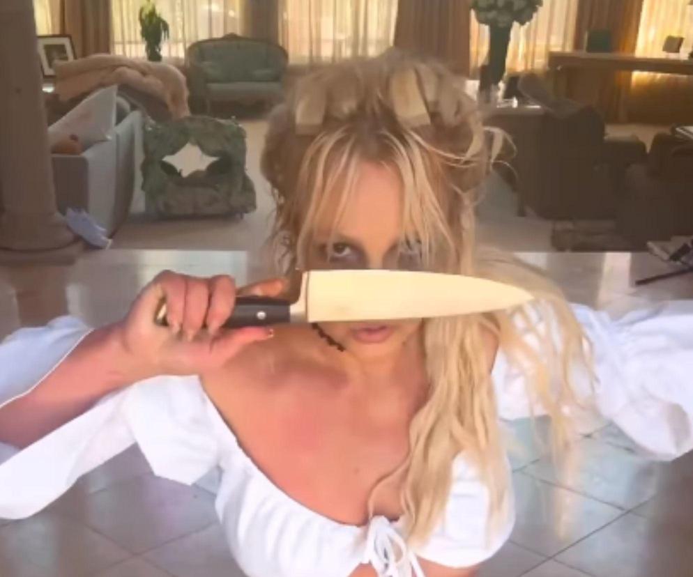 Britney z nożami