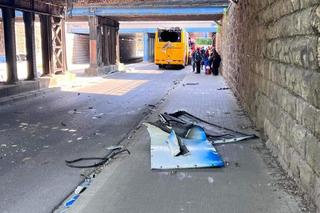 Autokar zerwał dach pod wiaduktem w Krakowie. Kierowca ukarany mandatem