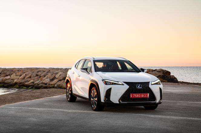 TEST, OPINIA - Lexus UX 250h F Sport: jest crossoverem, a jeździ, jak kompakt