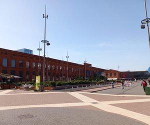Dzieci uwielbiają kąpiele w fontannach na rynku Manufaktury. To jednak spore zagrożenie dla zdrowia 