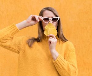 Zapomnij o brązach i szarościach. W tym roku jesienna garderoba tętni żywymi kolorami 