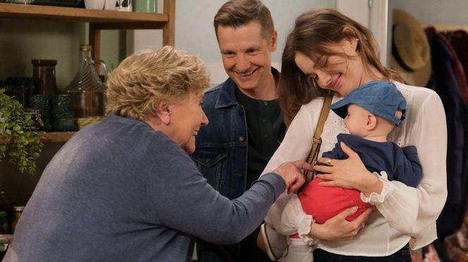 M jak miłość, odc. 1875. Franka (Dominika Kachlik), Antoś (Mark Myronenko), Paweł (Rafał Mroczek), Barbara (Teresa Lipowska)