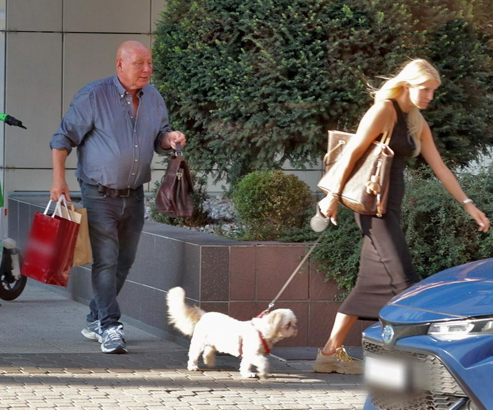 Jasnowidz Jackowski przyłapany w Warszawie. Młodsza, atrakcyjna kobieta i luksusowe zakupy