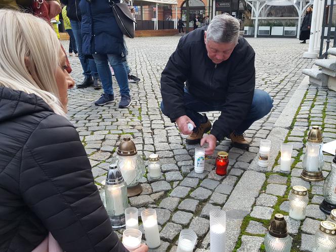 Znicze, minuta ciszy. #AniJednejWięcej w Lesznie