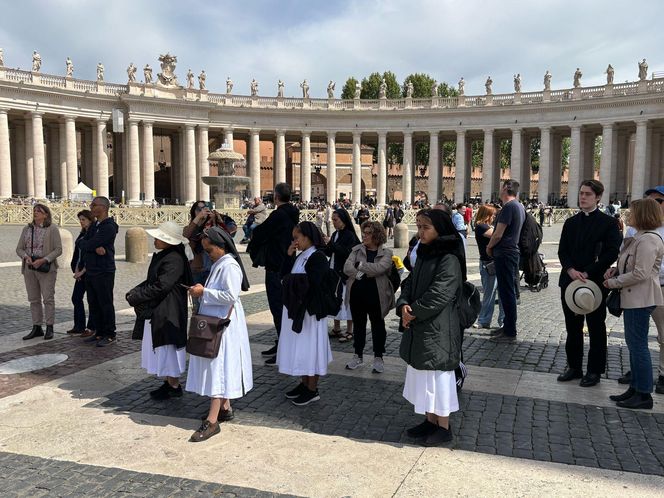 Smutek i modlitwa na placu św. Piotra w Watykanie. Wierni żegnają papieża Franciszka [ZDJĘCIA]