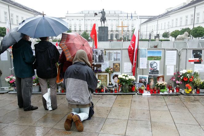15. rocznica katastrofy smoleńskiej. Burzliwa historia krzyża sprzed Pałacu Prezydenckiego