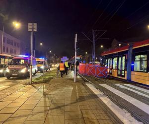 Wszedł na torowisko na czerwonym świecie. Przejechał go tramwaj. Zginął na miejscu