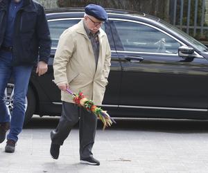 Lech Wałęsa z palemką na mszy w kościele