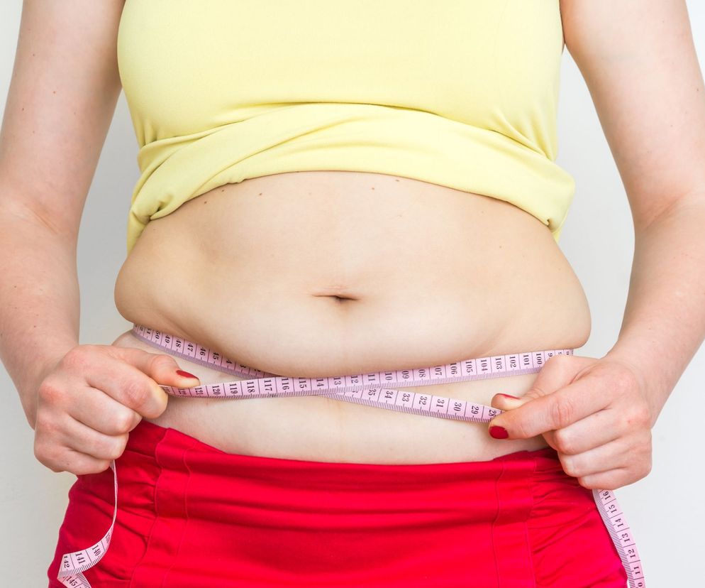 Aby zlikwidować odstający brzuch, stosuj ćwiczenia aerobowe i interwałowe w połączeniu z dietą.