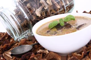 Jak zrobić zupę z suszonych grzybów? Przepis na pyszną zupę grzybową