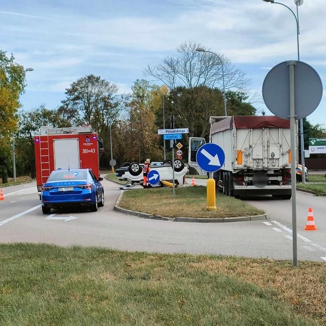 Osobówka na dachu! Groźne zdarzenie na wylocie z Łomży