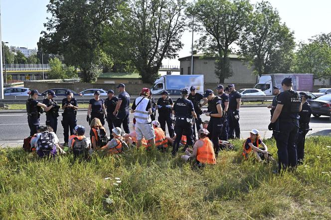  Aktywiści z Ostatniego Pokolenia sparaliżowali ruch. Kierowcy: Ktoś powinien zrobić z nimi porządek!