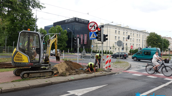 Na skrzyżowaniu Przybyszewskiego z Szamarzewskiego powstaje nowa zebra