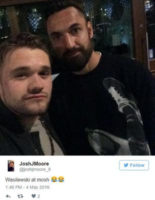 Marcin Wasilewski pozuje do zdjęcia z fanem