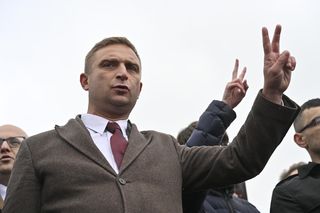 Bąkiewicz niczym Chrobry wbił słup w rzekę. Sprawa trafiła do prokuratury, grożą mu 2 lata więzienia