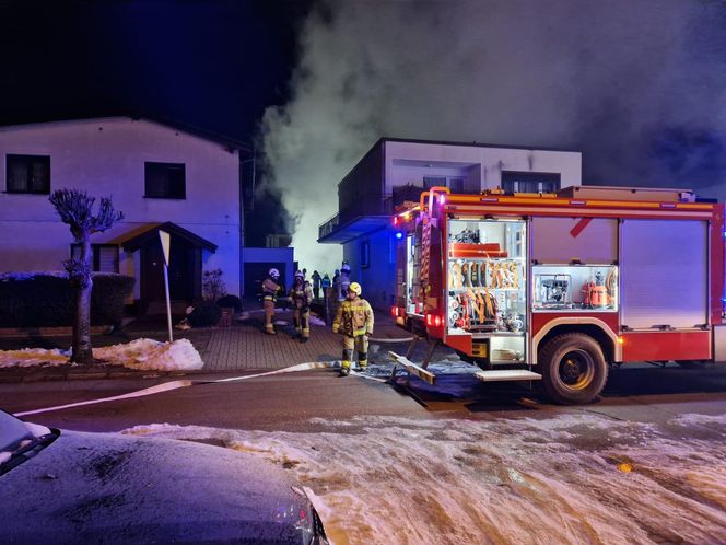 ​Koło domu w Święciechowie spaliła się mercedes. Kolejny pożar w regionie [ZDJĘCIA]