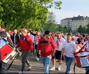 Kibice skandują Lewandowski pod stadionem w Helsinkach