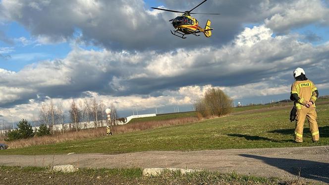 Huknął w słup i wpadł do rowu. Na miejscu lądował śmigłowiec ratunkowy