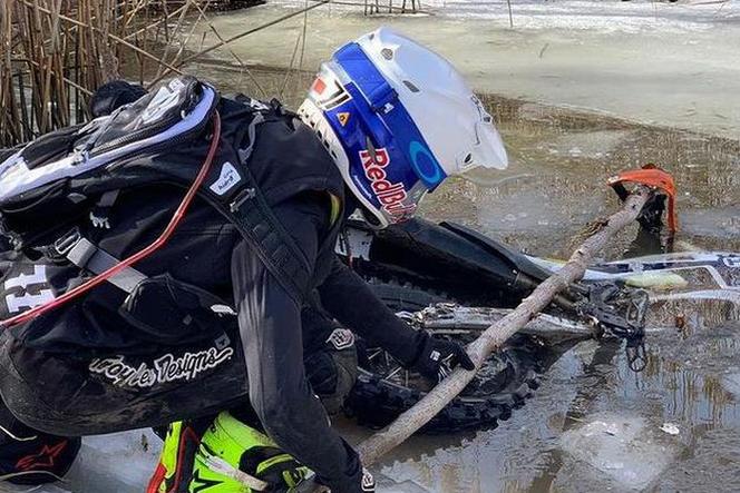 Chwile grozy gwiazd żużla! Ich motocykle wpadły do bajora, zobaczcie jak je ratowali [ZDJĘCIA]