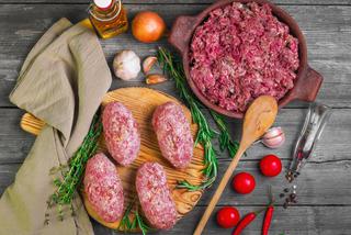 Mielone z grilla - bifteki nadziewane warzywami i serem feta