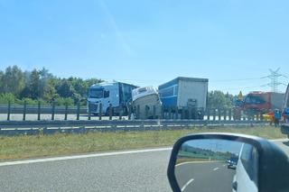 Koszmarny wypadek na A1 w Dobieszowicach. Zderzyły się dwie ciężarówki i bus. Lądował LPR